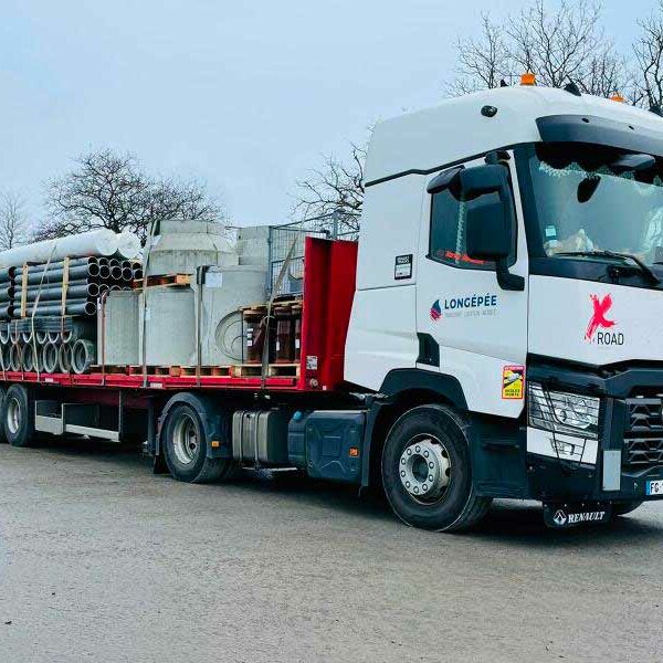 Camion plateau pour le transport de fournitures de construction et de travaux publics LONGEPEE Vendée