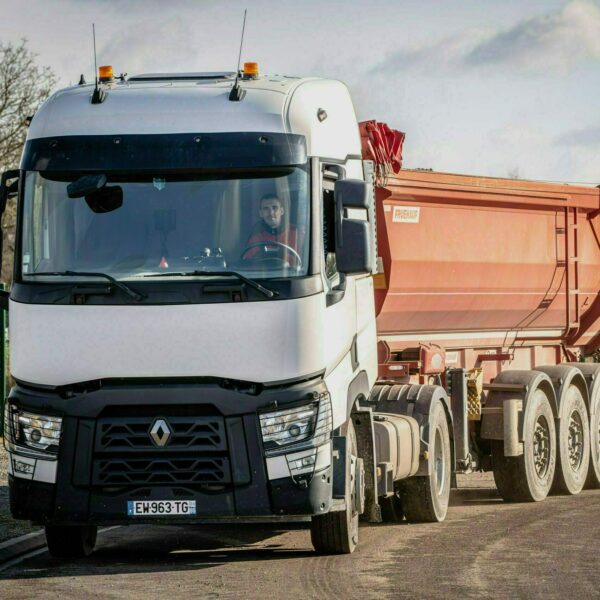 Camion semi benne en mouvement, véhicule transport et négoce de matériaux de carrière, LONGEPEE en Vendée