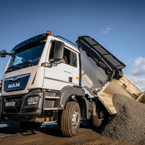 Camion 8*4 en déchargement, véhicule transport et négoce de matériaux de carrière, LONGEPEE en Vendée