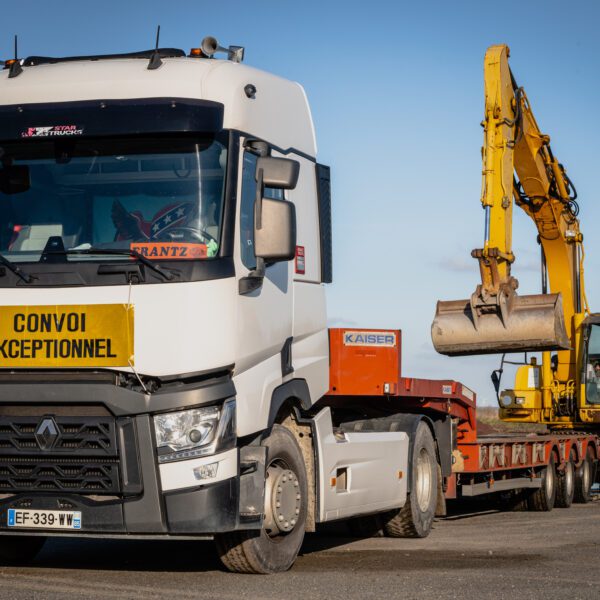 orte-engin en cours de chargement de pelle, véhicule transport d'engins de chantier, LONGEPEE en Vendée