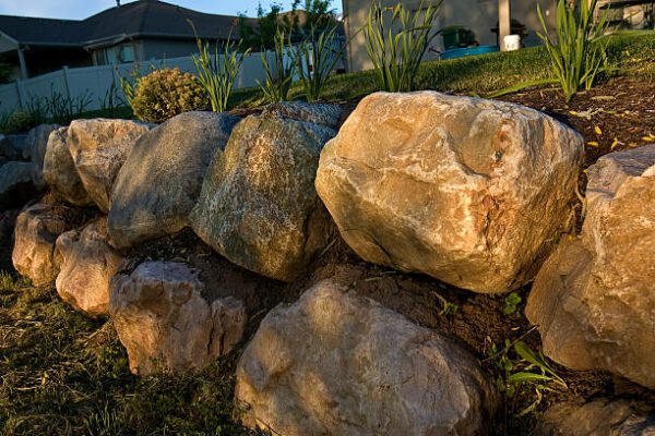 Travaux d'enrochement de jardin chez un particulier en vendée.